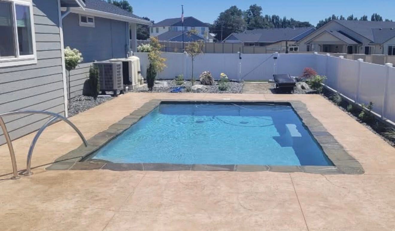 Completed vinyl liner pool in a Wenatchee residential backyard
